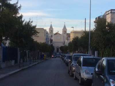Prospettiva di via Garibaldi: sul fondo si staglia la chiesa dello Spirito Santo con i caratteristici due campanili e la Madonnina centrale